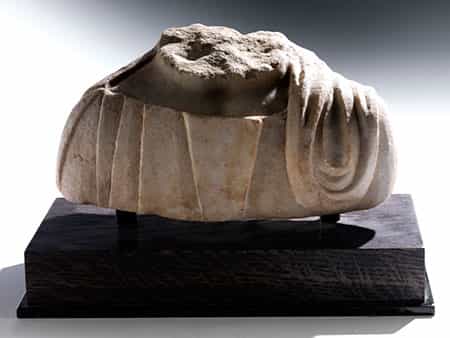  Fragment einer Marmorbüste mit Togaumhang