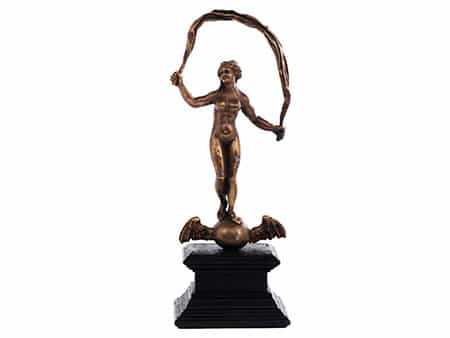 Bronzefigur einer Venus über geflügelter Kugel