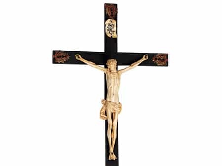  Holzkreuz mit Corpus Christi in Elfenbein