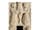 Detailabbildung: Museale Tabernakelfront in Stein mit gemeißelten Hochrelieffiguren von flankierenden Engeln