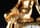Detailabbildung: Große französische Empire-Kaminuhr mit figürlicher Dekoration in vergoldeter Bronze