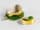 Detailabbildung: Fayence-Deckeldose in Form einer Birne auf einem großen Feigenblatt liegend