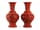 Detailabbildung: Paar große Vasen in Rotlackschnitzerei