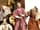 Detailabbildung: Sammlung von sechs großen Krippenfiguren sowie ein frontverglaster Schaukasten mit Krippenfiguren der Heiligen Familie